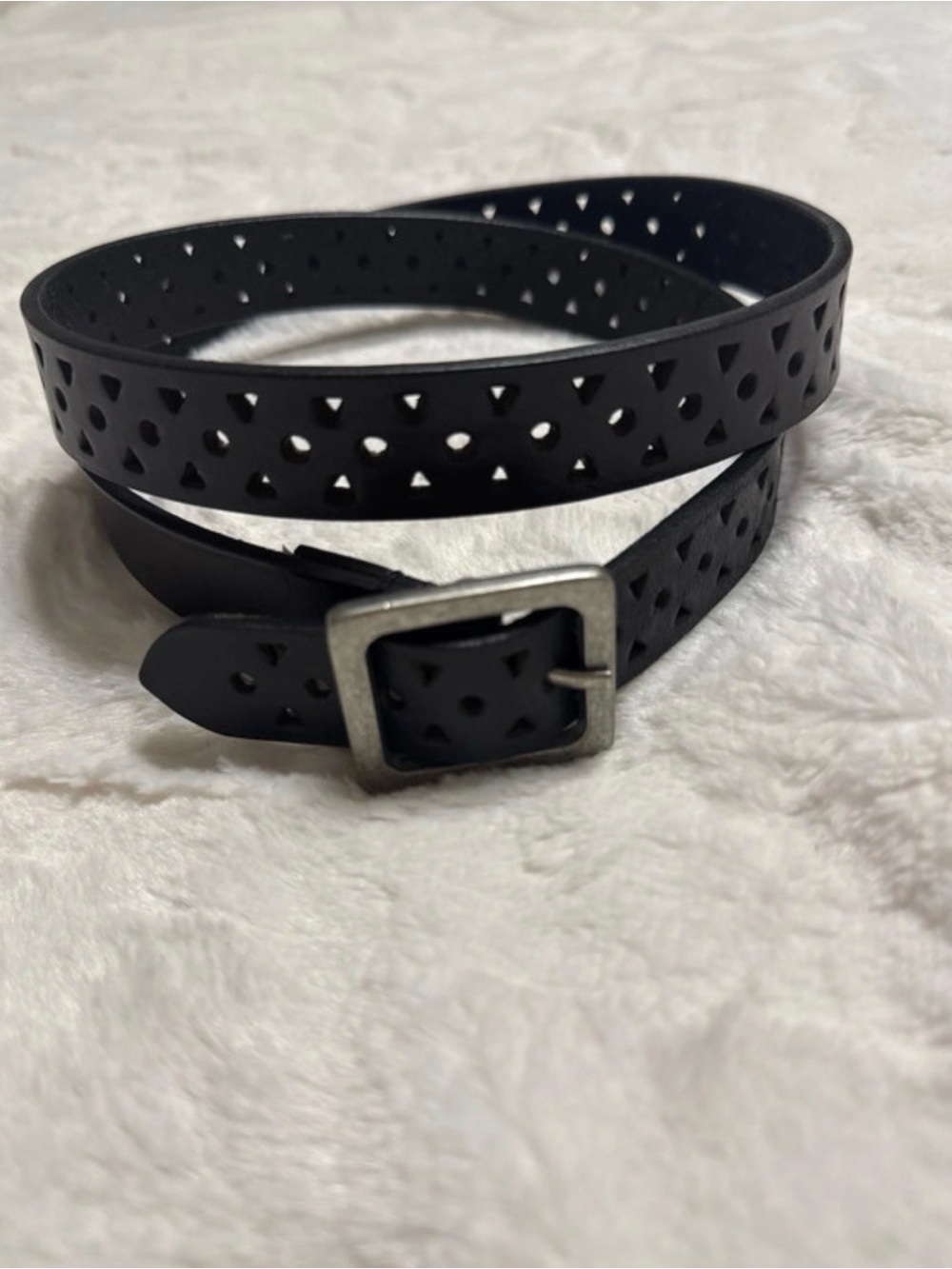Gloria Vanderbilt black leather belt features an all-over diamond pattern perfor